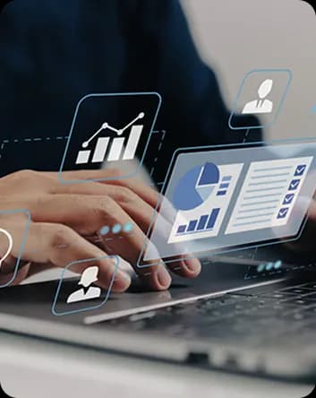 Đôi tay gõ trên laptop, xung quanh là các biểu đồ cột, biểu đồ tròn và danh sách kiểm tra vẽ cách điệu